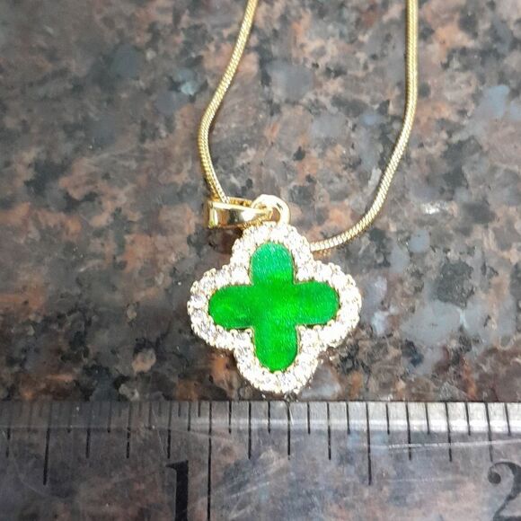 Reversible Red/Green Sparkly Clover Leaf Necklace...New - Picture 6 of 6